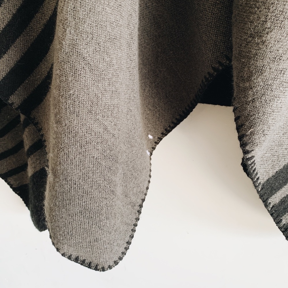 Bb Dakota Reversible Poncho Scarf Black & Grey - Picture 8 of 8